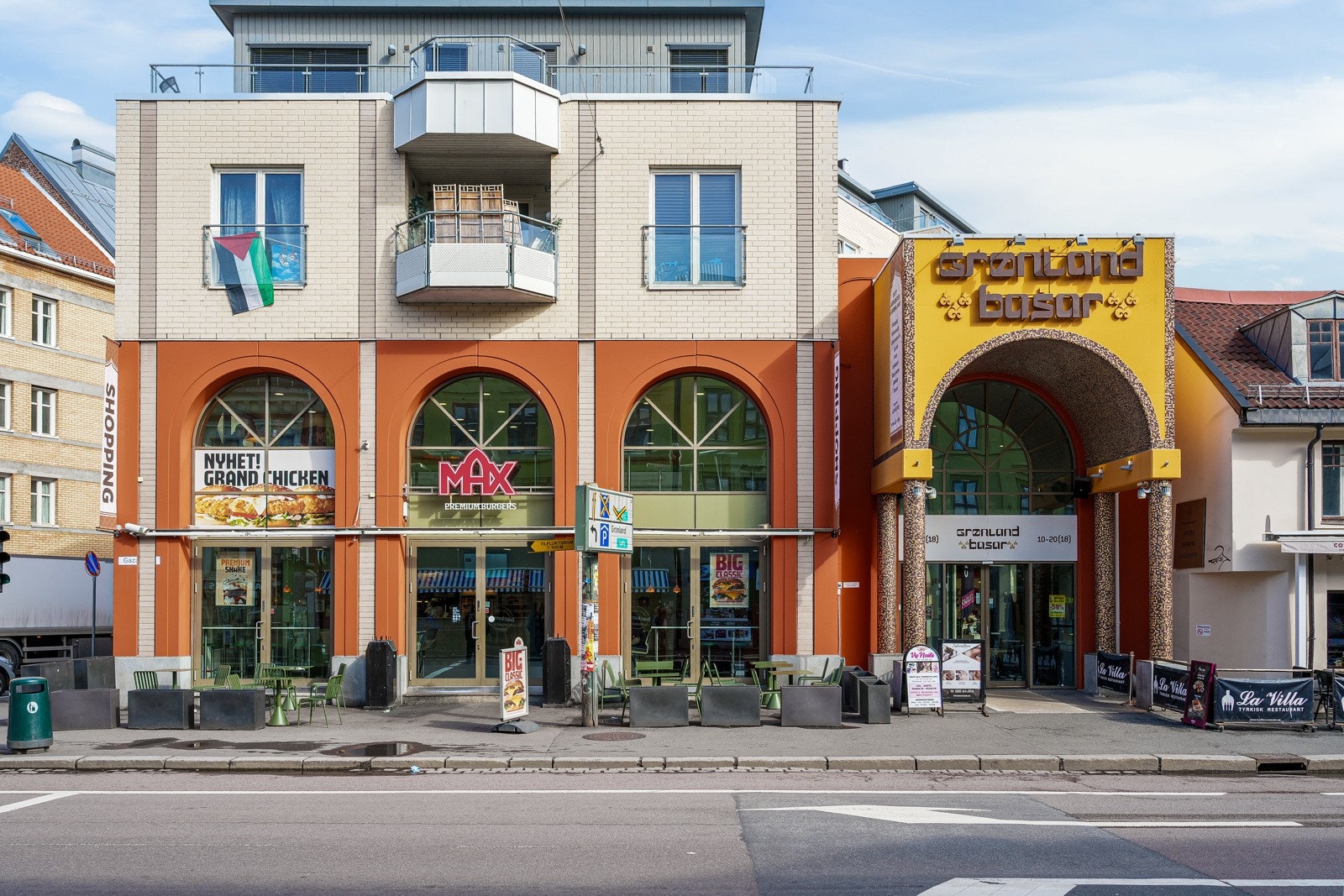 Nærområde - På Grønland Basar har det nettopp åpnet en ny KIWI-butikk, her finner du også Vinmonopol, samt diverse spisesteder. Galleribilde