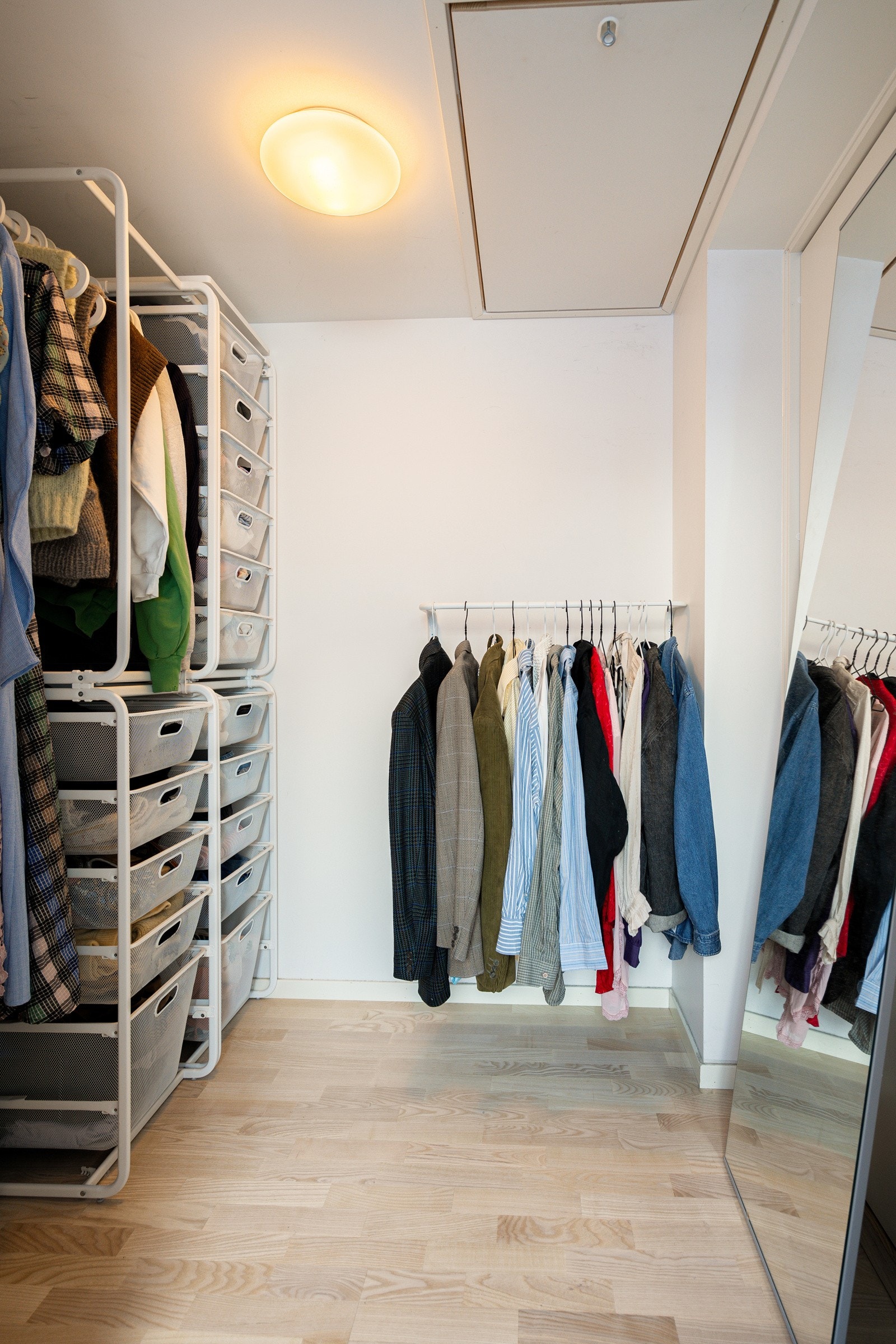 Innvendig bod med inngang fra loftets hovedsoverom. Fra takluken du ser i bildet er det ytterliggere 4kvm med kryploft for lagring. Galleribilde