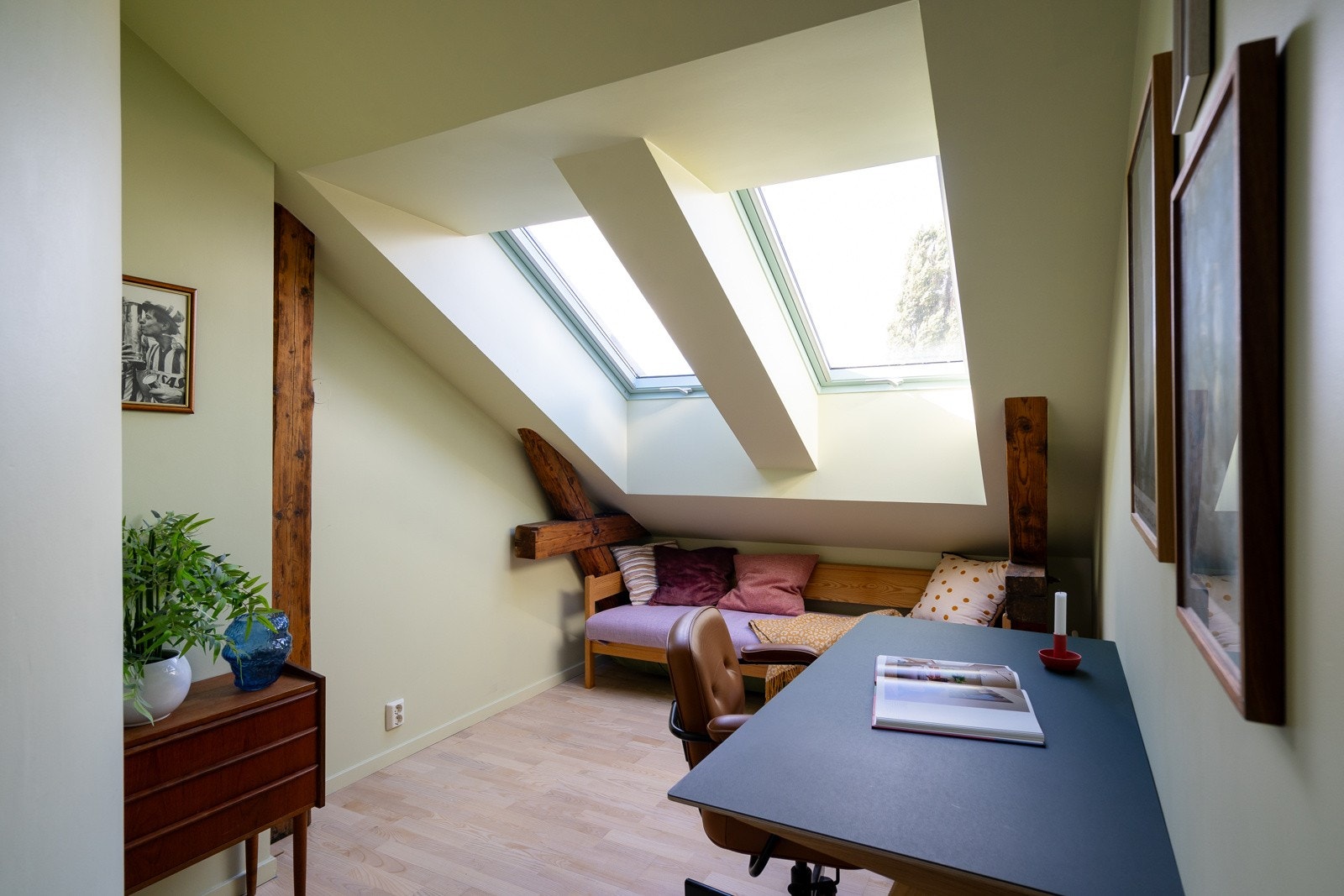 Begge soverommene på loftet har Velux takvinduer og synlige, rustikke bjelker. Galleribilde