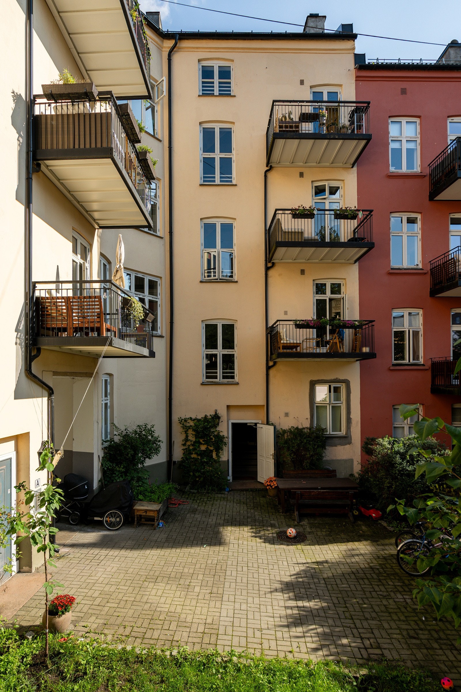 Leiligheten (4.etasje) sett fra bakgården. Galleribilde