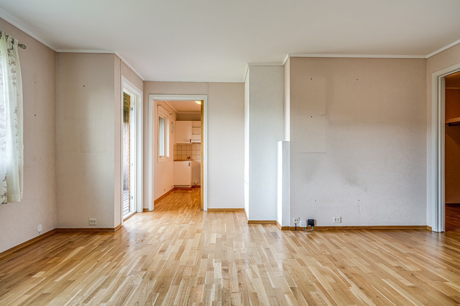 Det er tilkomst til kjøkkenet fra stuen. Galleribilde
