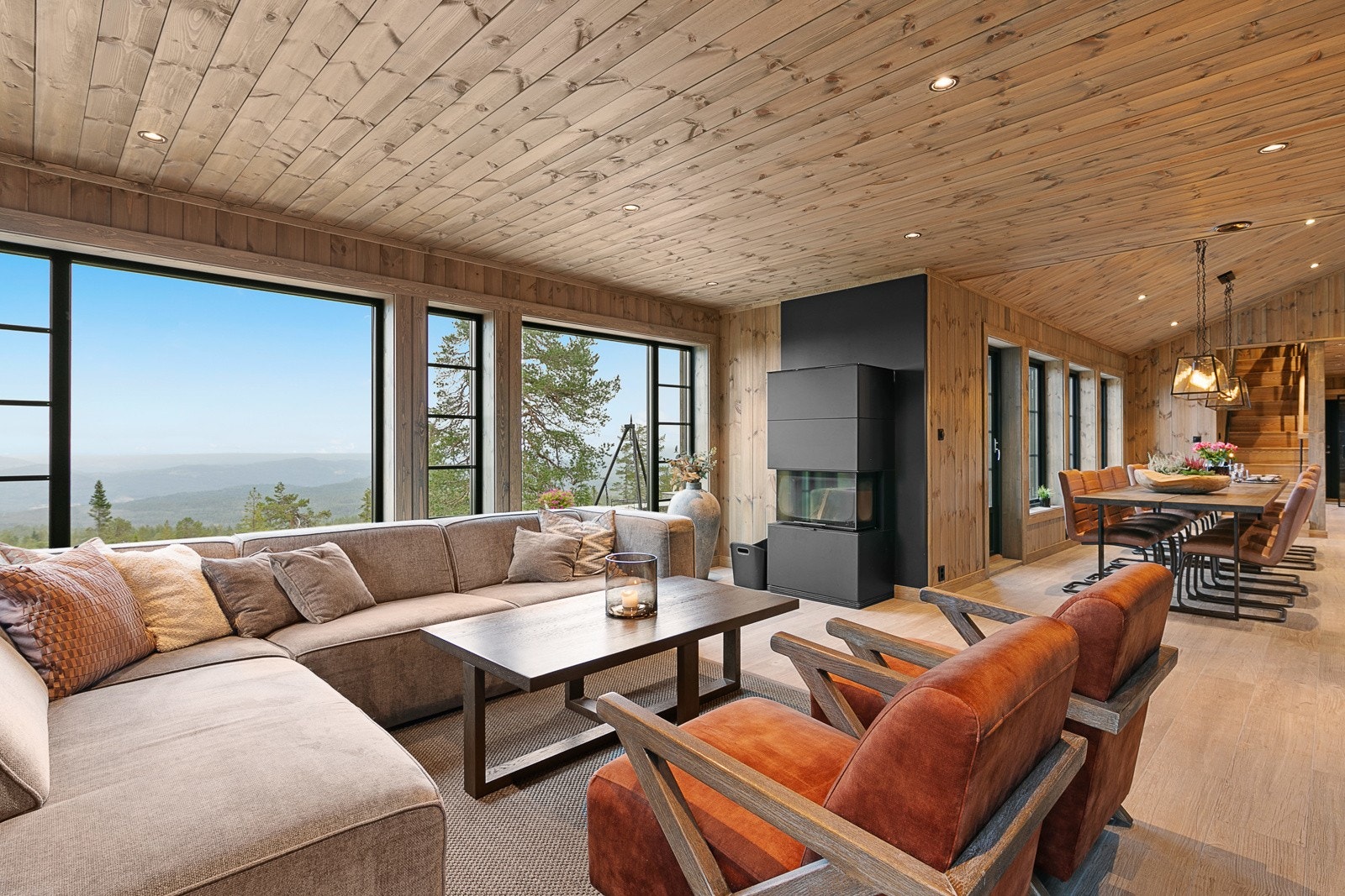 Koselig stue med peis som gir god varme og masse hygge Galleribilde