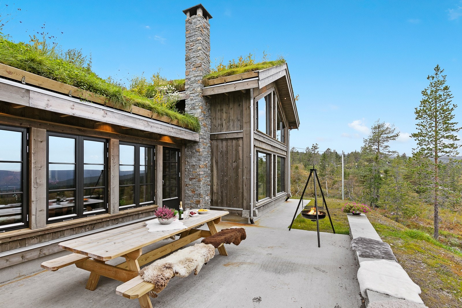 Foran hytta er det støpt stor terrasse med plasss til sittegrupper Galleribilde