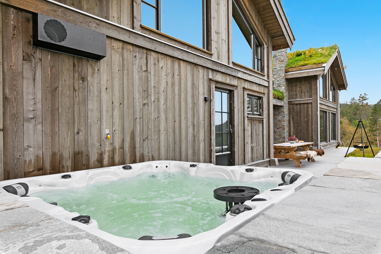 Ta deg et deilig bad i jacuzzien etter en fin tur i høstværet Galleribilde