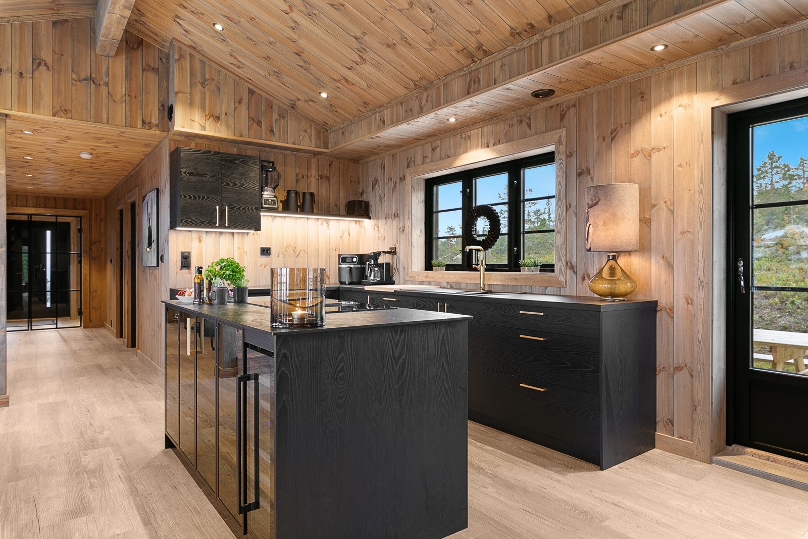 Kjøkken med moderne og sort innredning Galleribilde