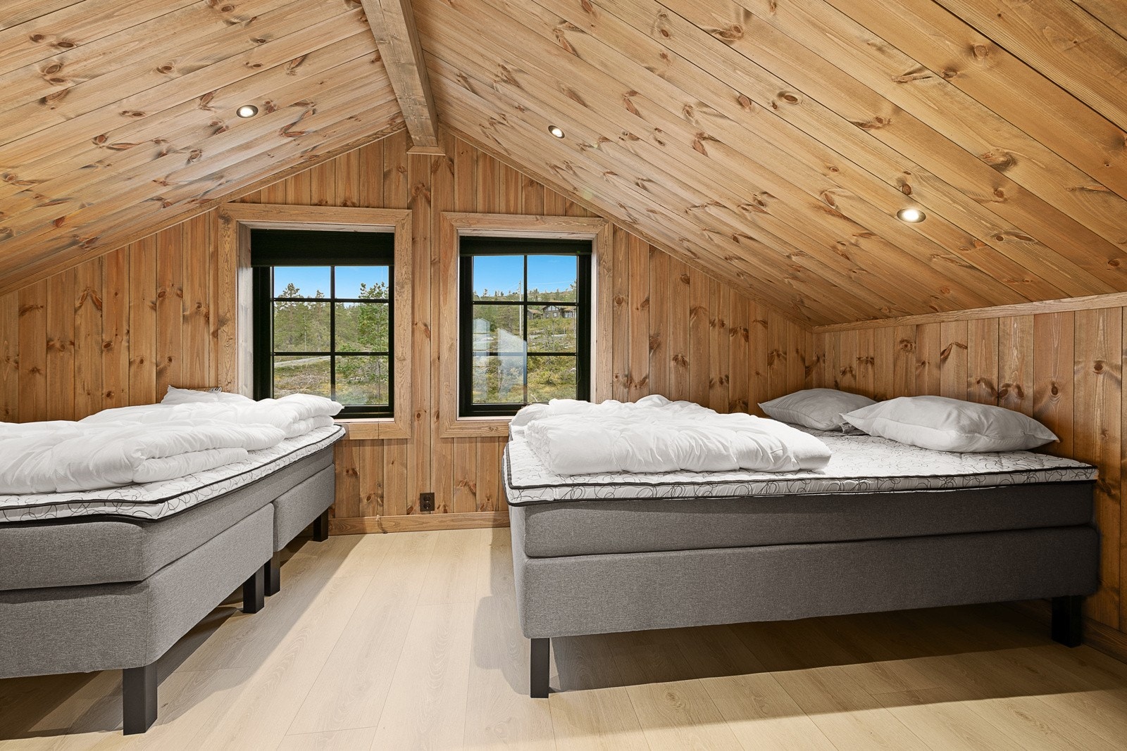 Romslig soverom med plass til flere senger Galleribilde