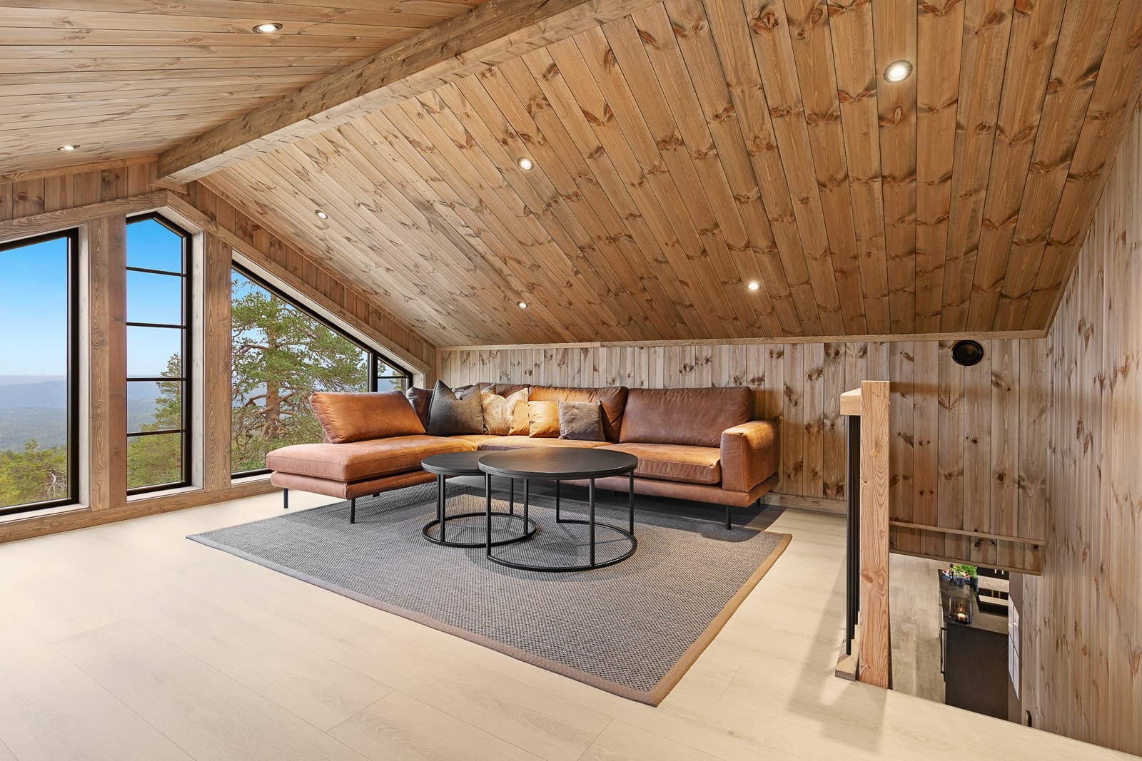 Det er to soveromsfløyer i 2. etasje - en på hver side av hytta. Galleribilde