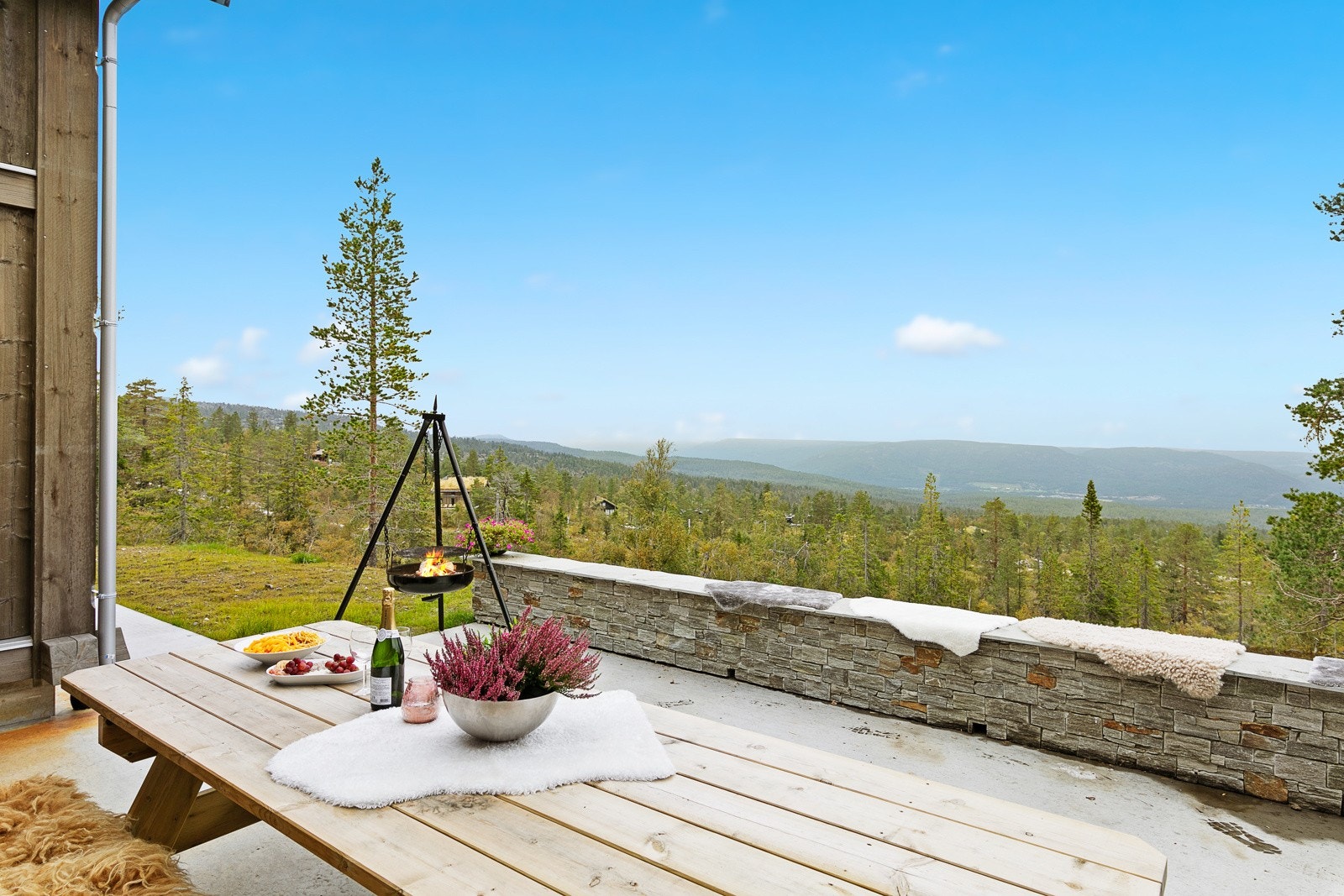 Ta ett av dagens måltider ute rundt bålpanna Galleribilde