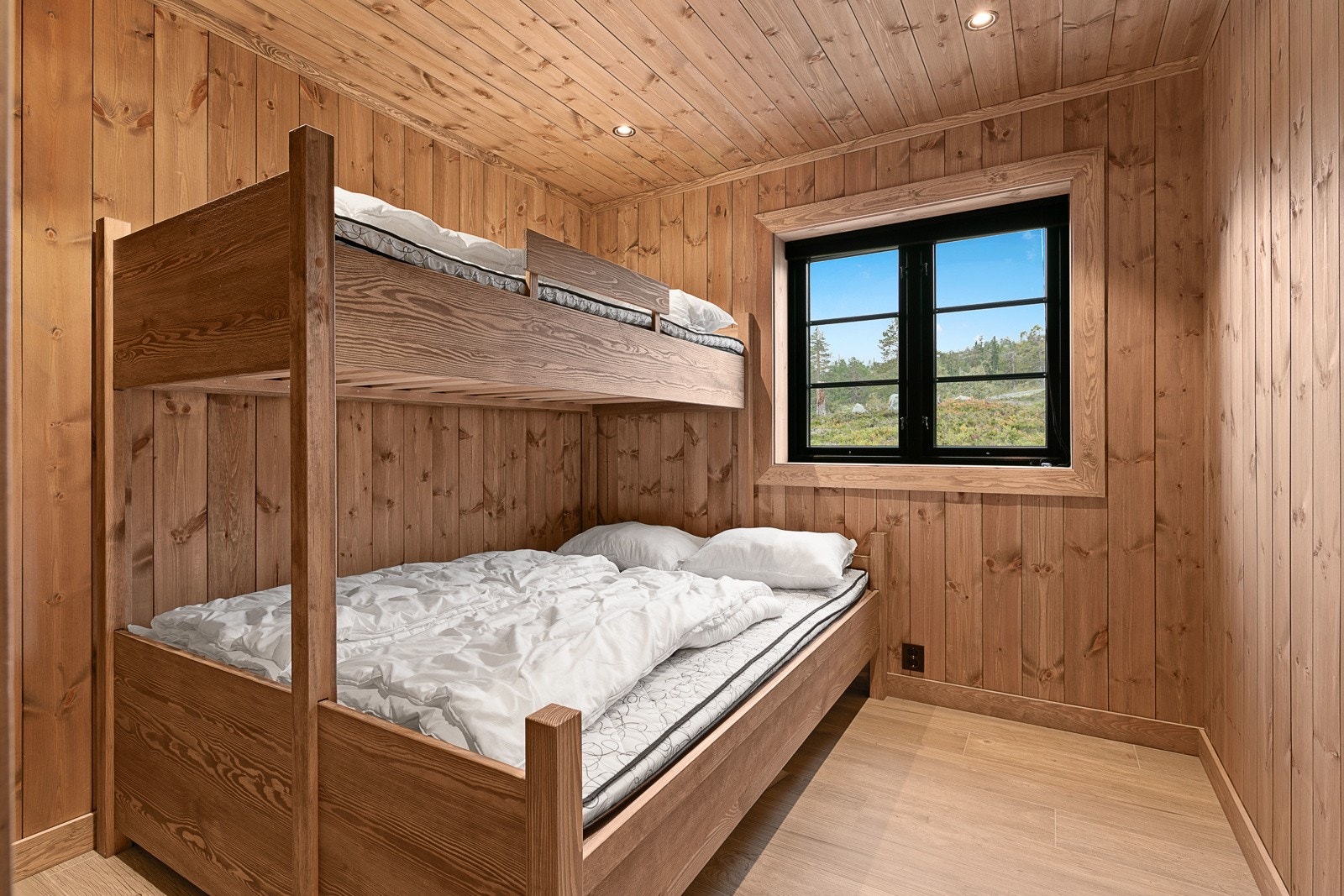 Totalt er det 3 soverom i 1. etasje - Her med familiekøyesenger Galleribilde