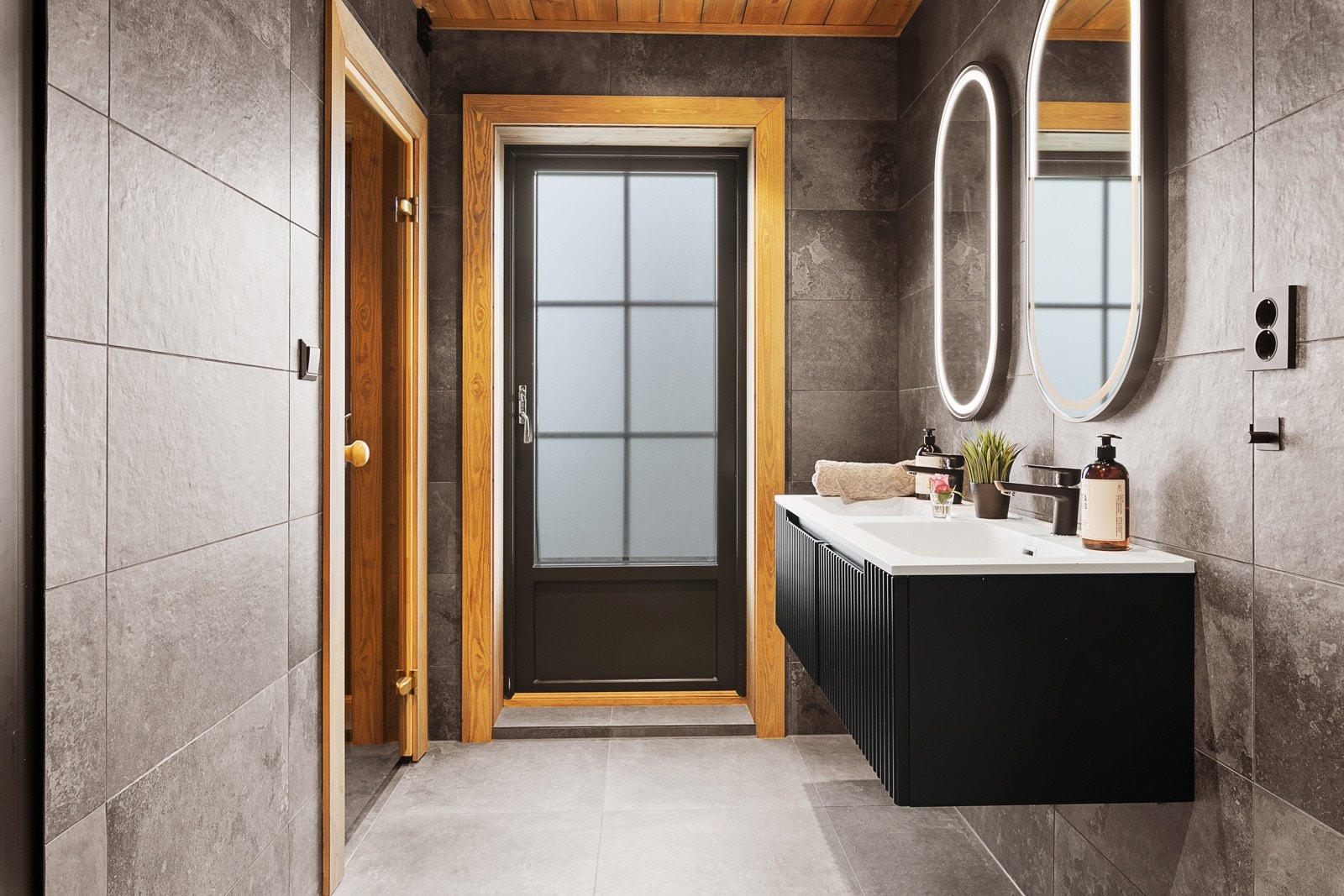 Lekkert flislagt bad med dobbel vask, innredning og toalett - Hytta har totalt 3 fulle bad Galleribilde