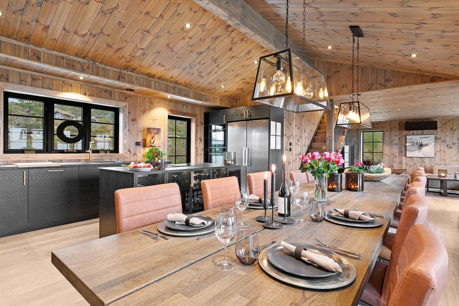 Langbordet inviterer storfamilien og venner til gode måltider Galleribilde