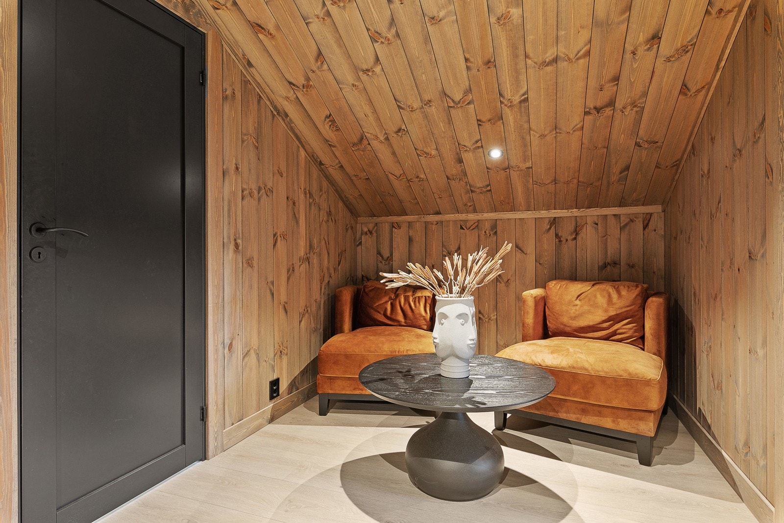 På motasatt side av hytten er det 3 soverom. Her en sittegruppe i gangen Galleribilde