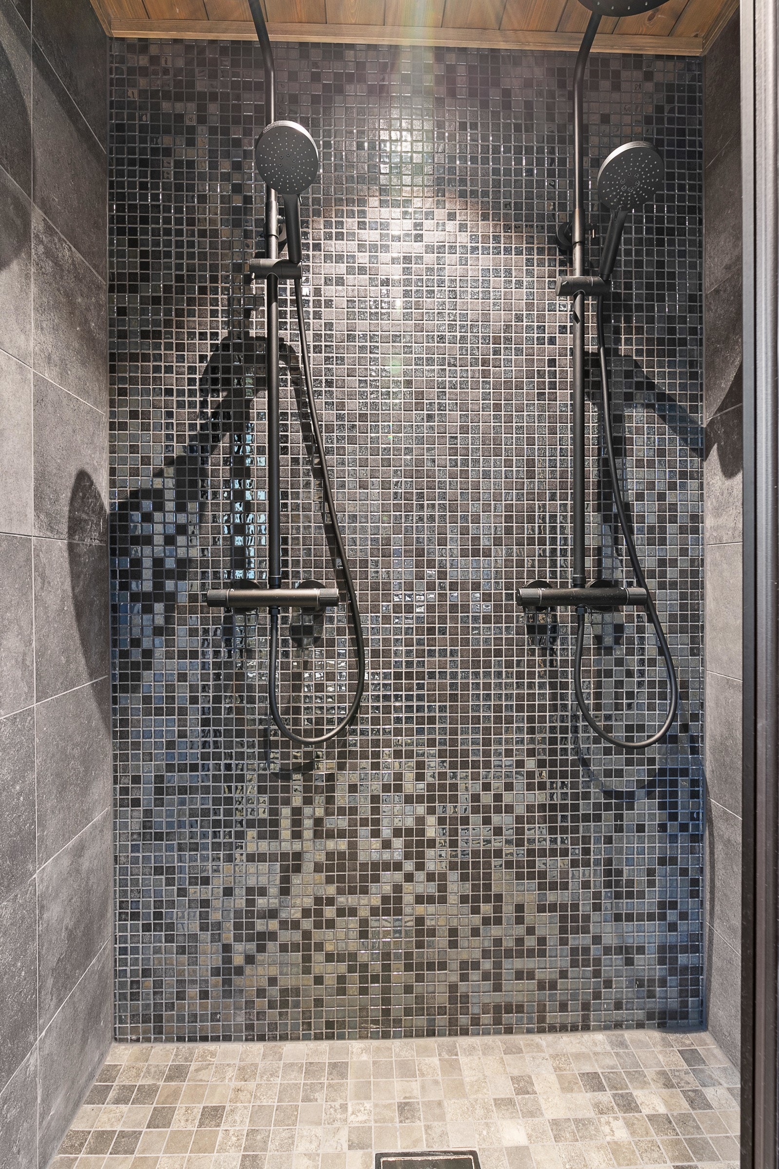 Delikat flislagt dusjsone med to dusjer Galleribilde