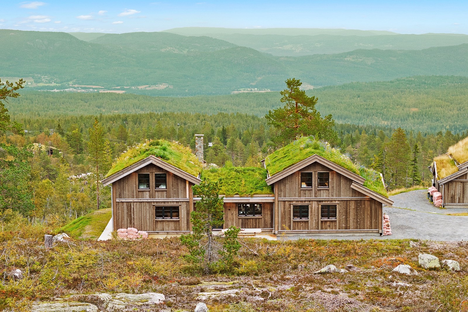 Dette er en hytte fint beliggende i populært hytteområde med fine turmuligheter hele året Galleribilde