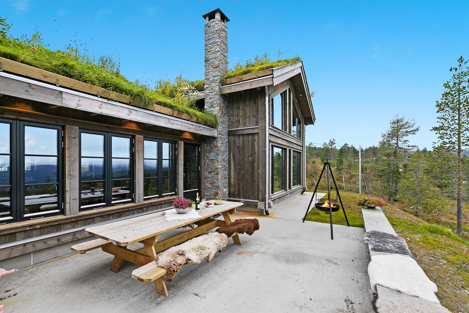 Det er fine plasser rundt hytta for lek, moro og måltider Galleribilde