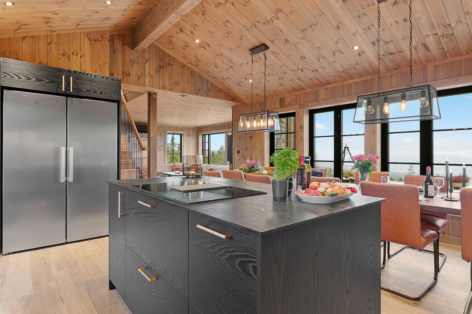 Lekkert kjøkken med bla to kjøleskap og to komfyrer og vinskap i øya. Kokeøy med ventilator i øya Galleribilde