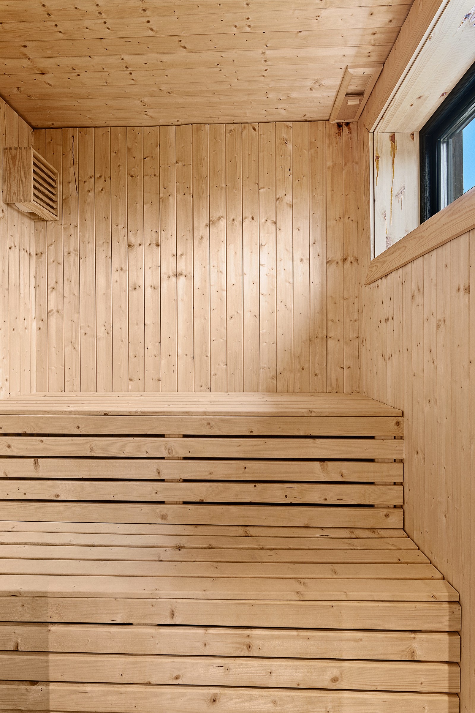 Tilgang til både badstu og uteområder fra badet - kombinere badstu og snøbading? Galleribilde