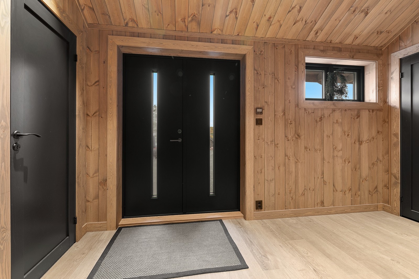 Romslig entré - det er tilgang til bod - praktisk mtp oppbevaring Galleribilde