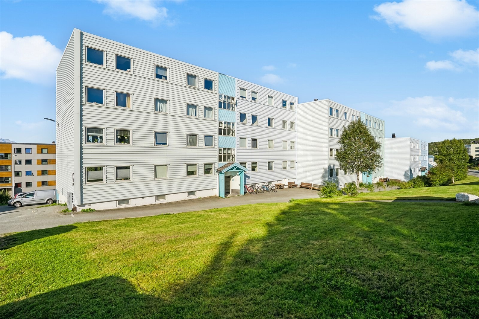 Leiligheten har en attraktiv og familievennlig beliggenhet på Håpet, på vestsiden av Tromsøya. Galleribilde