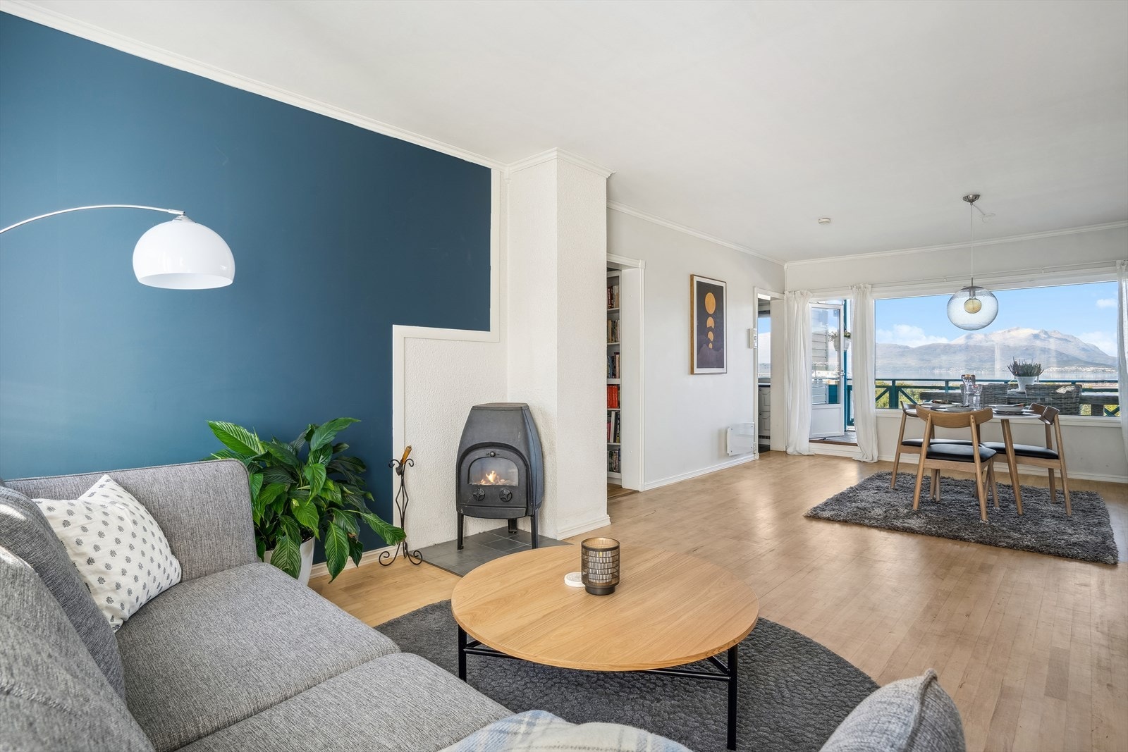 Store vindusflater slipper inn godt med naturlig lys og gir tilgang til en flott utsikt. Galleribilde