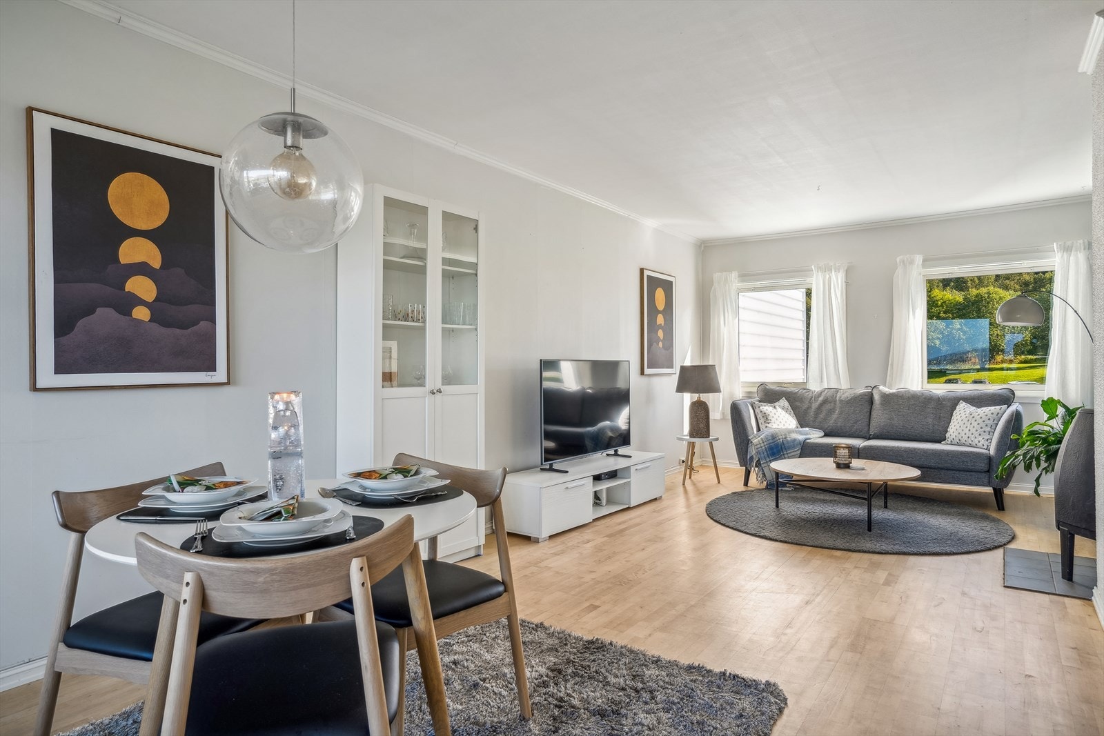 Stuen er av god størrelse og har plass til både sofagruppe og spisegruppe. Galleribilde