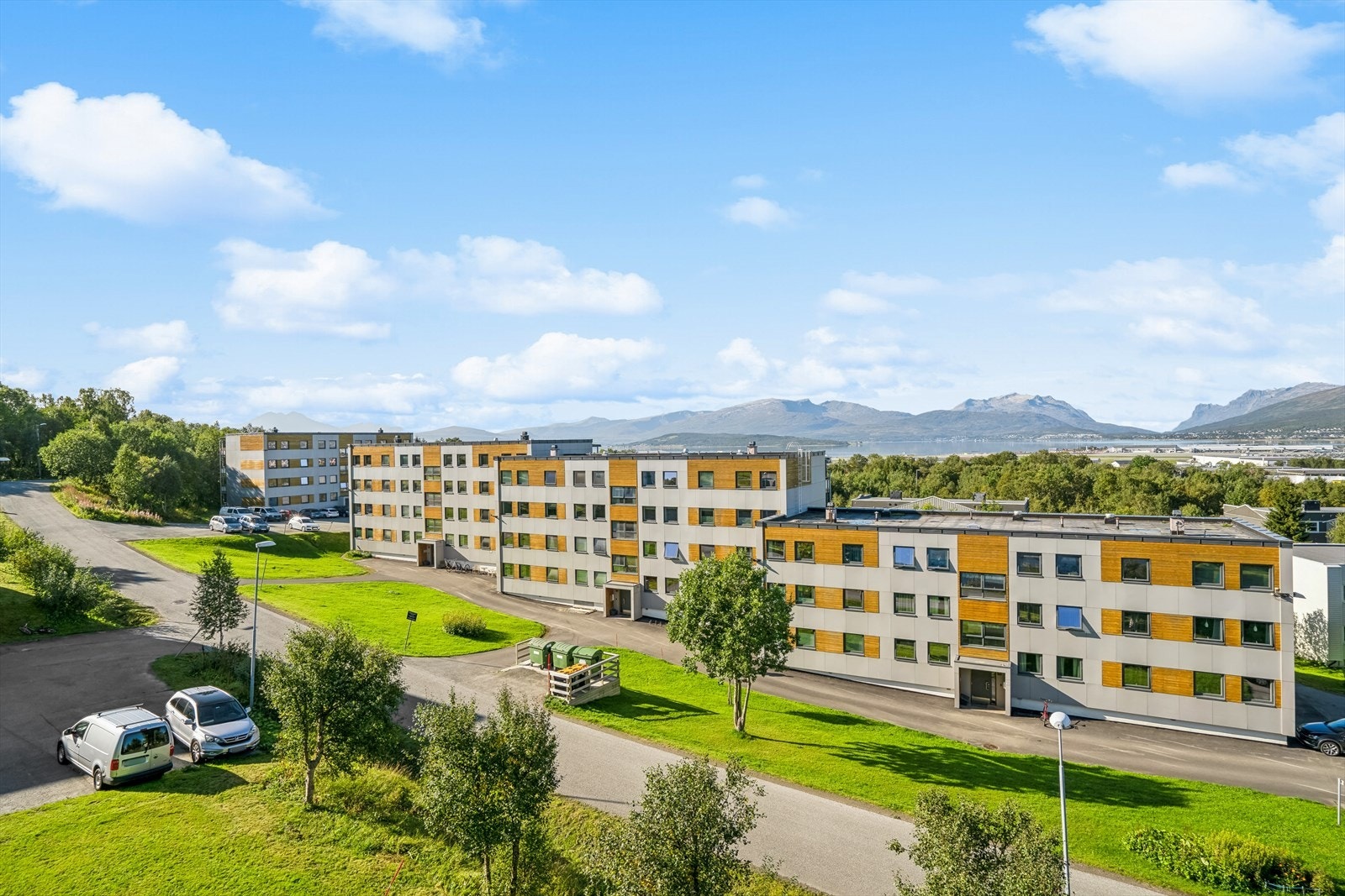Mulighet for parkering på felles parkeringsplass. Galleribilde