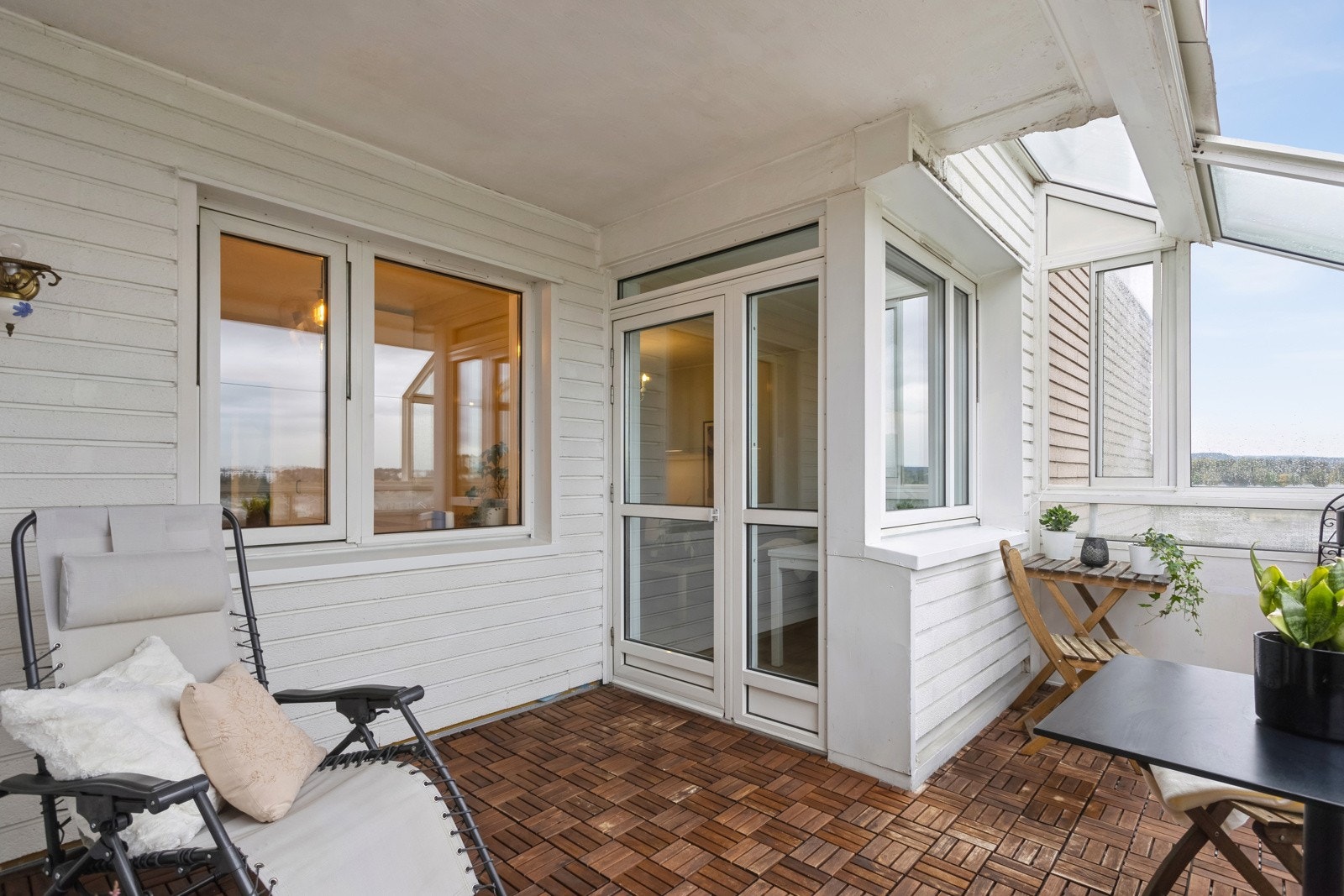 Stor, innglasset balkong med god plass til utemøbler, grill, planter mm. Galleribilde