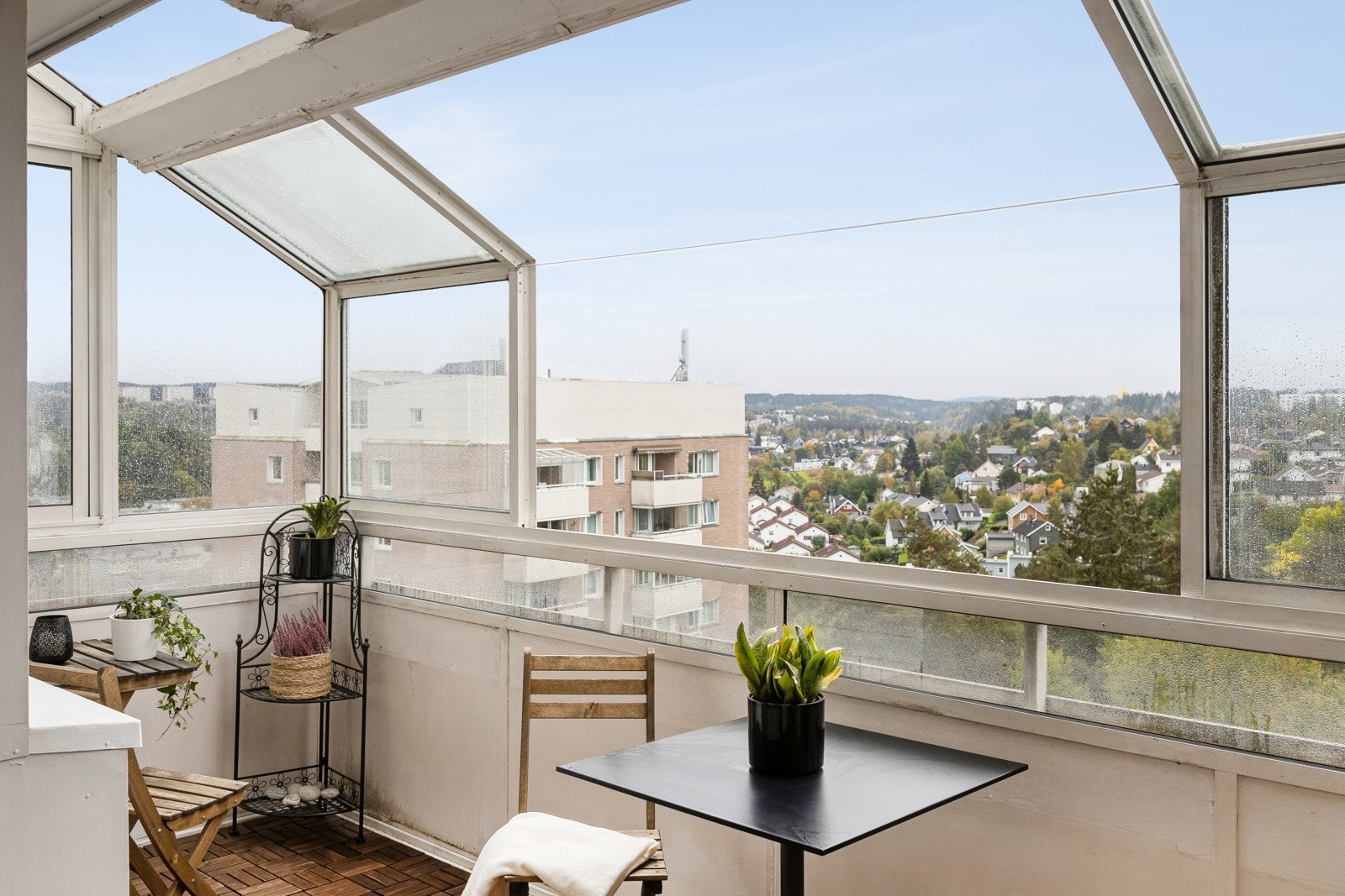 Flott utsiktsbalkong med sol fra tidlig morgen til ca 17.30. Galleribilde