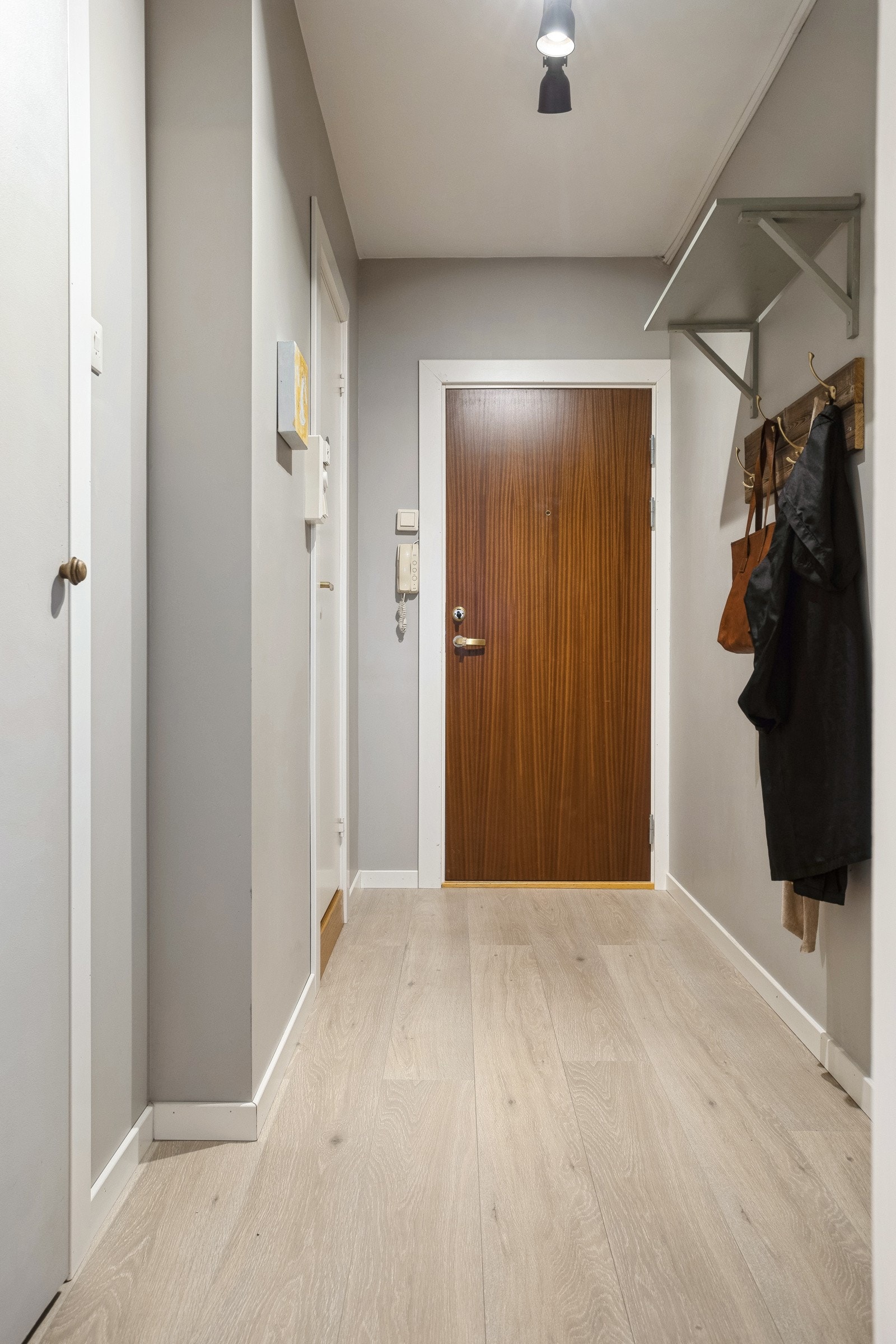 Romslig entré med garderobekott med god lagringsplass. Dørcalling. Galleribilde