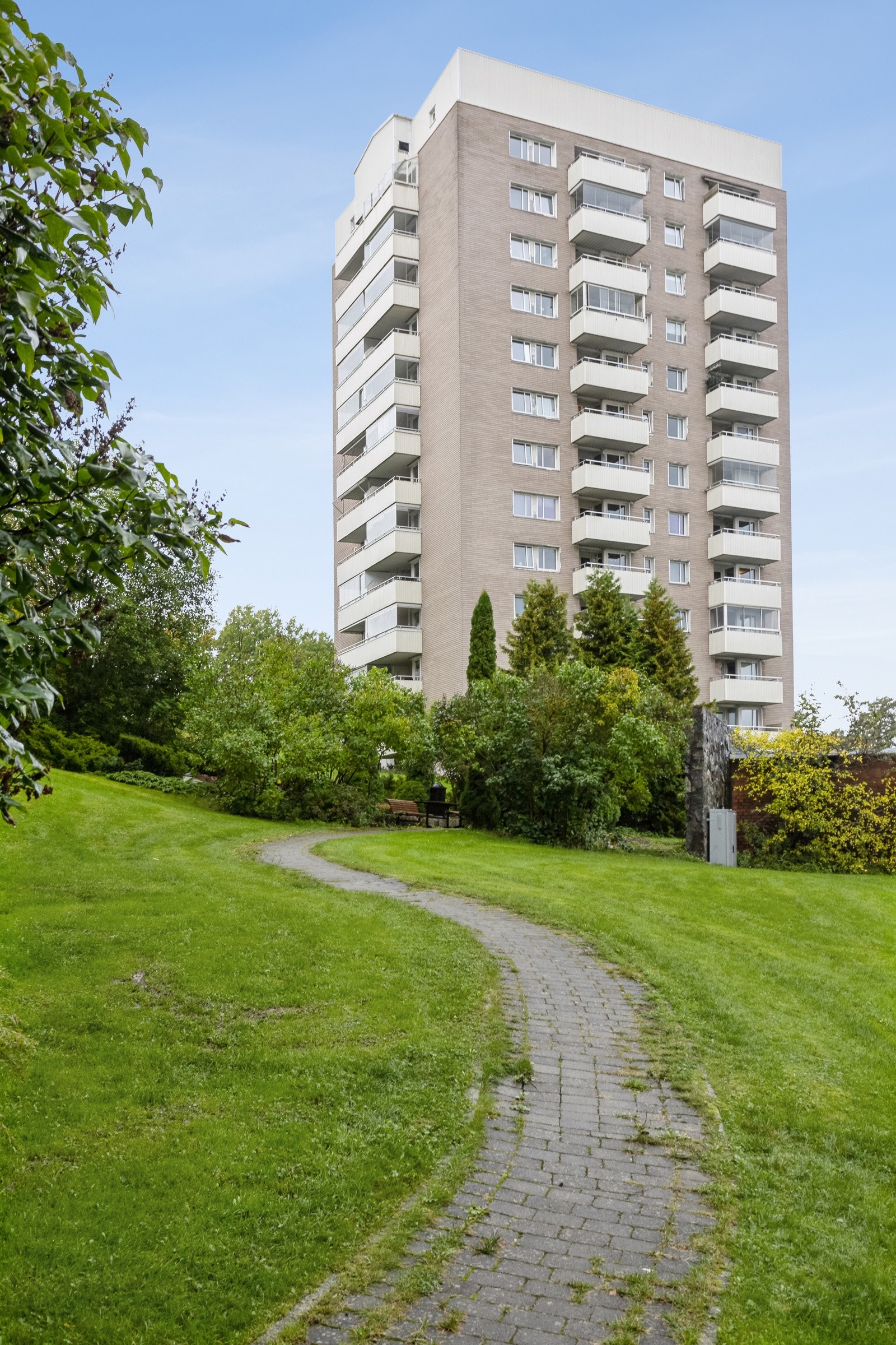 Fasade med 12 etasjer, samt kjeller og loft. Galleribilde