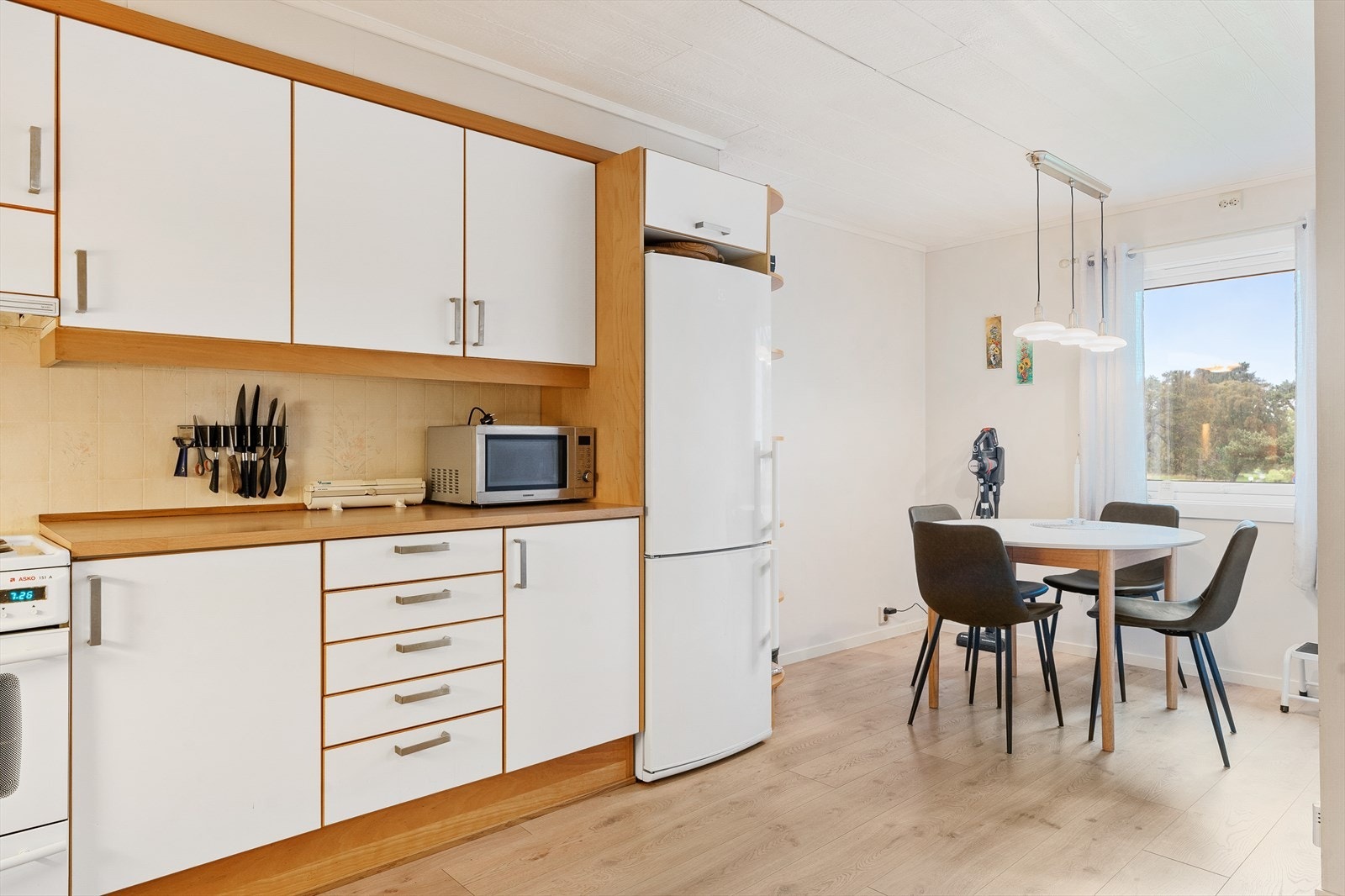 1. etg: Utsnitt kjøkkenrom med spiseplass Galleribilde