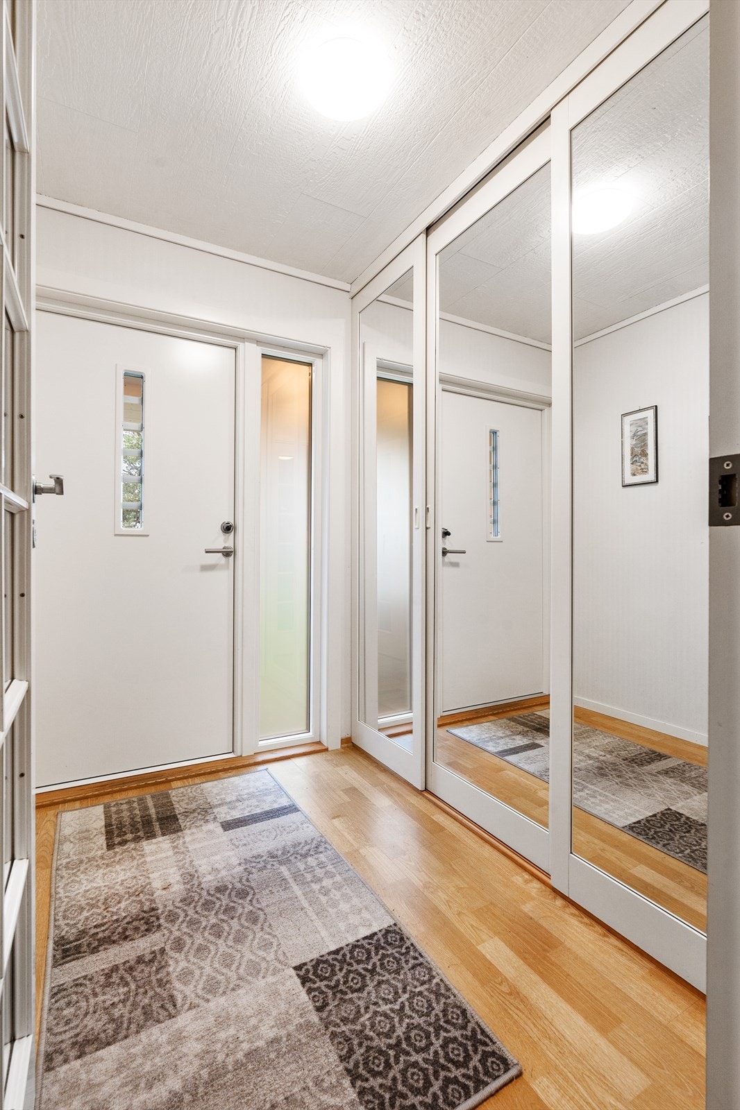 1. etg: Gang med garderobeløsning Galleribilde