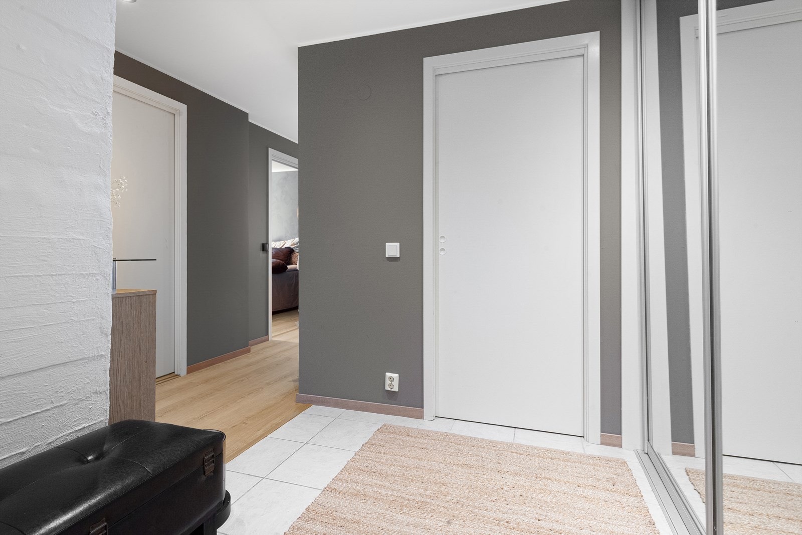 Flislagt entré med skyvedørsgarderobe og innvendig bod Galleribilde