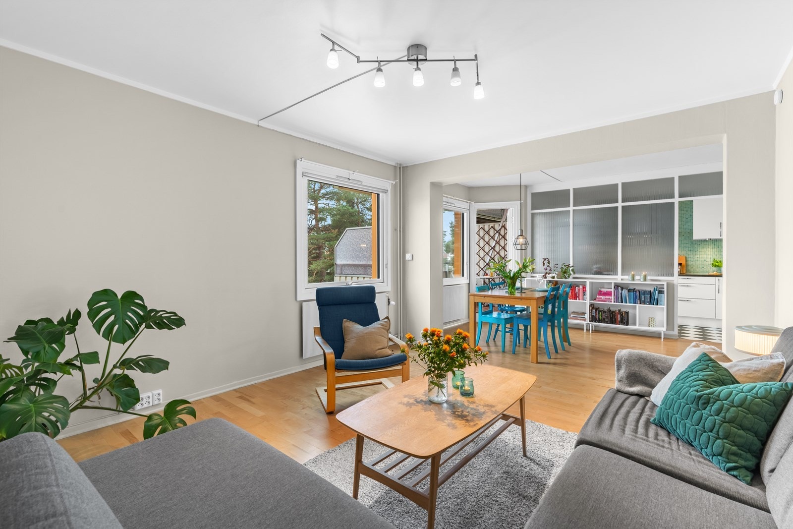 Hjertelig velkommen til en meget lys og romslig 3-roms hjørneleilighet. Galleribilde