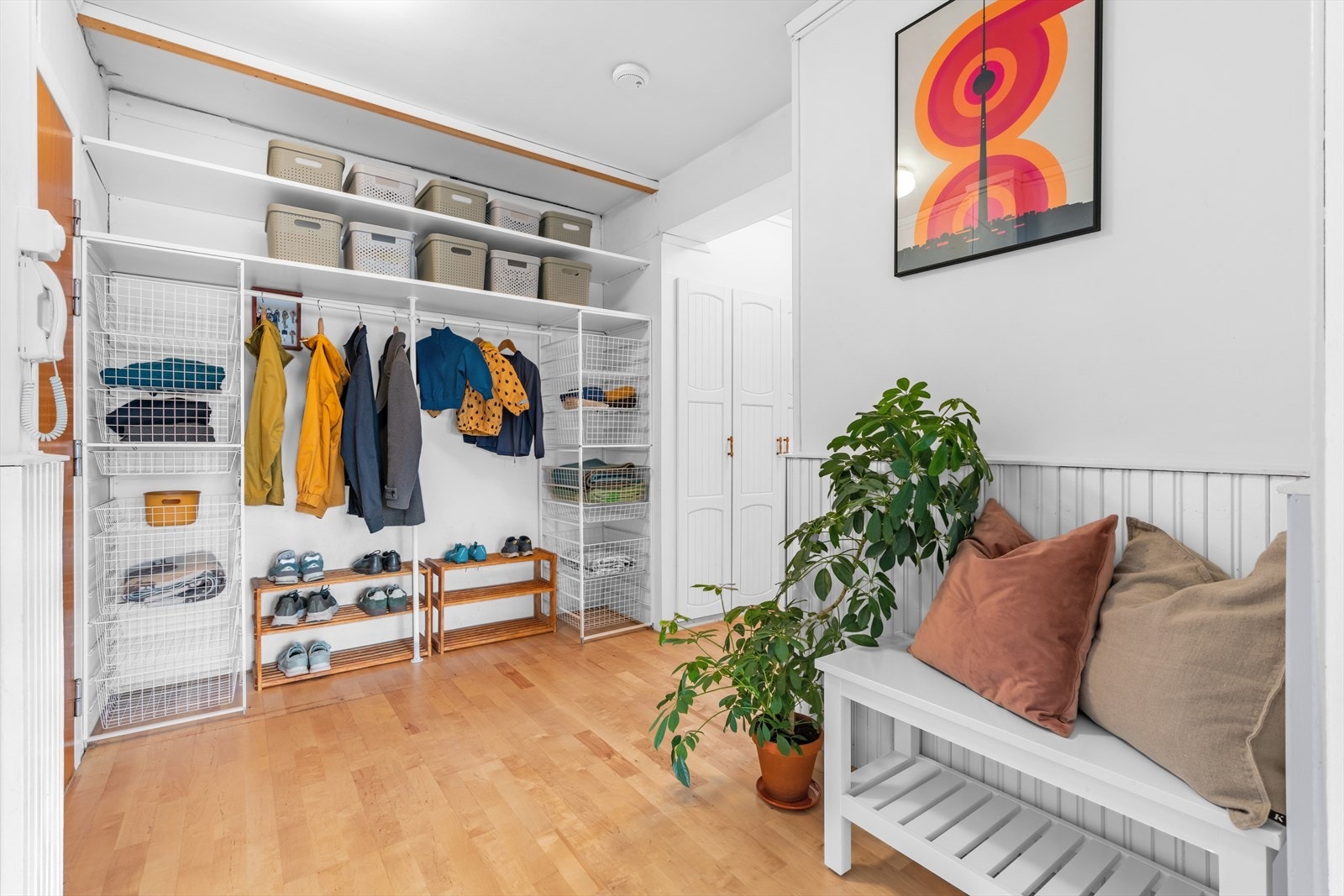 Her ønskes du velkommen inn til en romslig gang med god plass for oppheng av yttertøy i garderobeskap. I tillegg disponerer leiligheten to eksterne boder på totalt ca. 8 m². Galleribilde