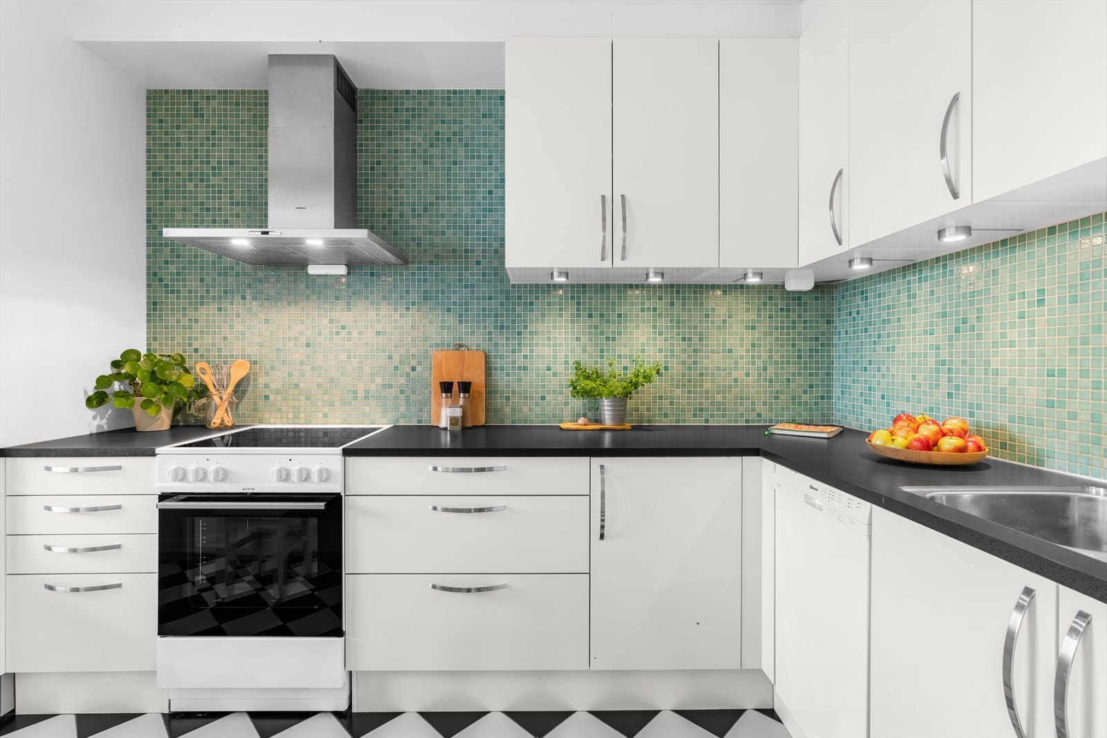 Det er plass og opplegg for oppvaskmaskin, oppvaskmaskin og kjøl/frys. Oppvaskmaskinen ble byttet i 2021. Galleribilde