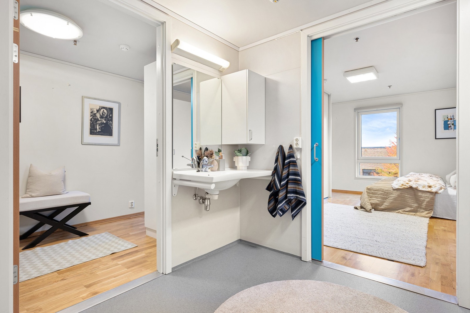 Enkel tilgang til badet fra både soverom og gang. Galleribilde