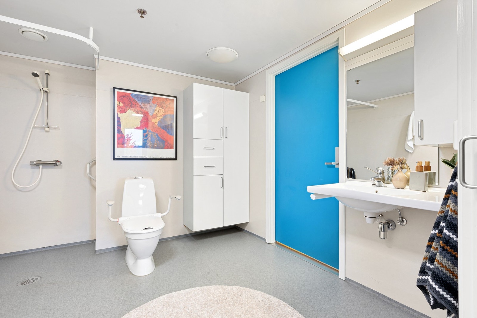 Badet er innredet med dusjsone, WC, servant og opplegg for vaskemaskin. Galleribilde