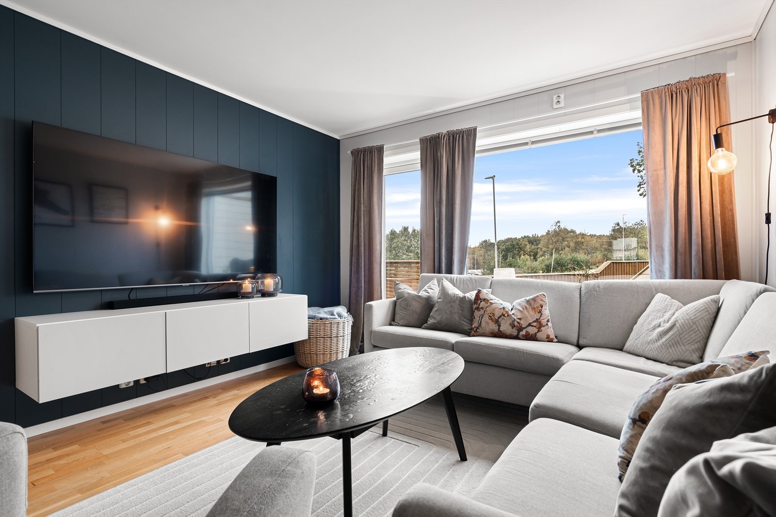 Lun og fin stue med utgang til solrik innhuket platting. Galleribilde