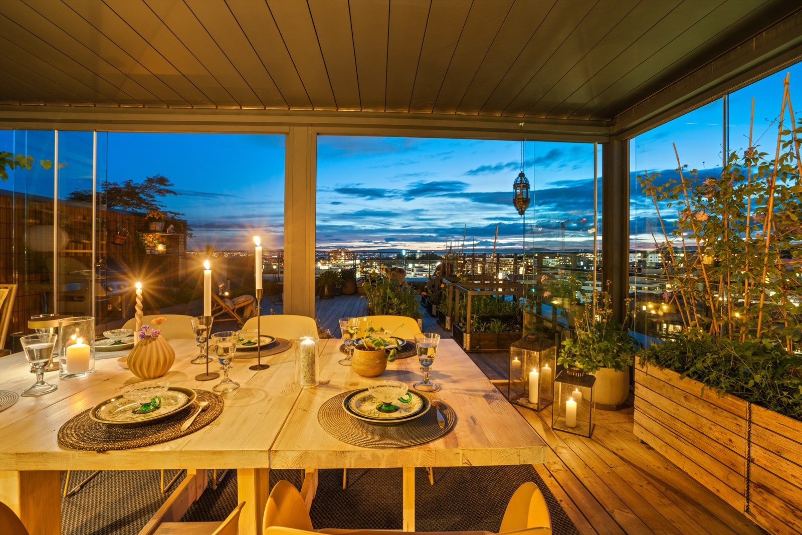 Her finner du en innglasset del på 23 m² med pergola og skyvedørsglassfelt som kan åpnes, samt justerbare takpaneler - perfekt for å nyte uterommet i all slags vær Galleribilde
