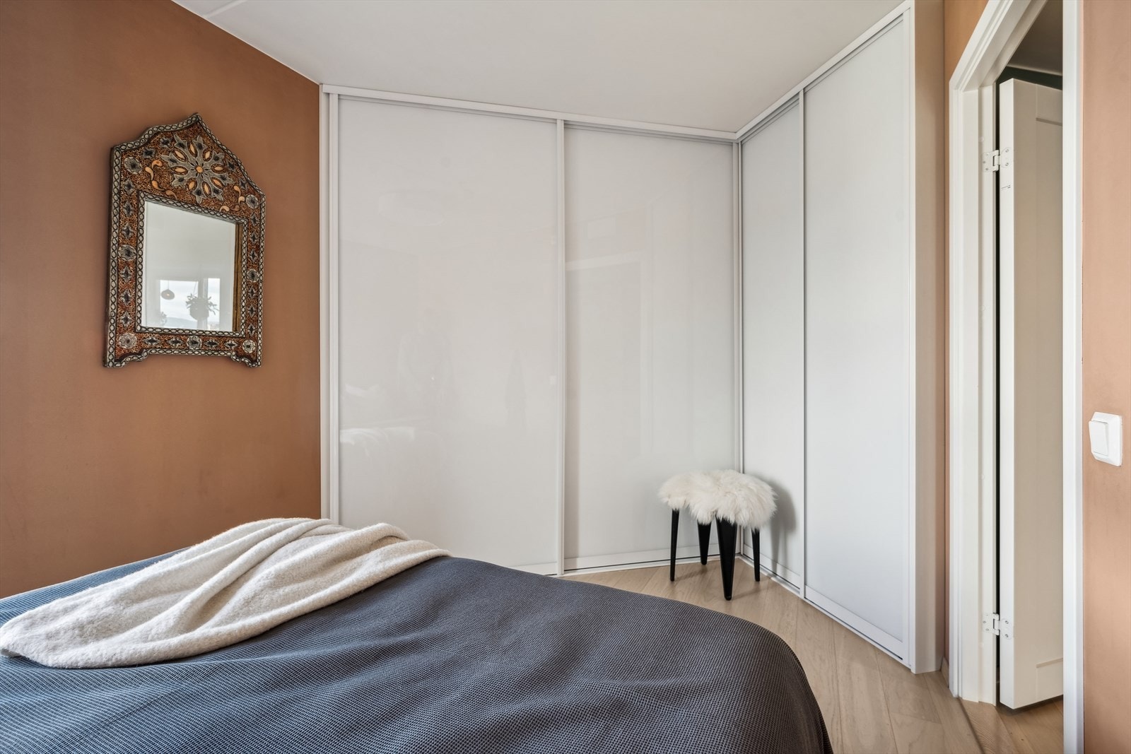 Soverommet er også utstyrt med en stor skyvedørsgarderobe som gir rikelig med oppbevaringsplass og bidrar til et ryddig og oversiktlig rom Galleribilde