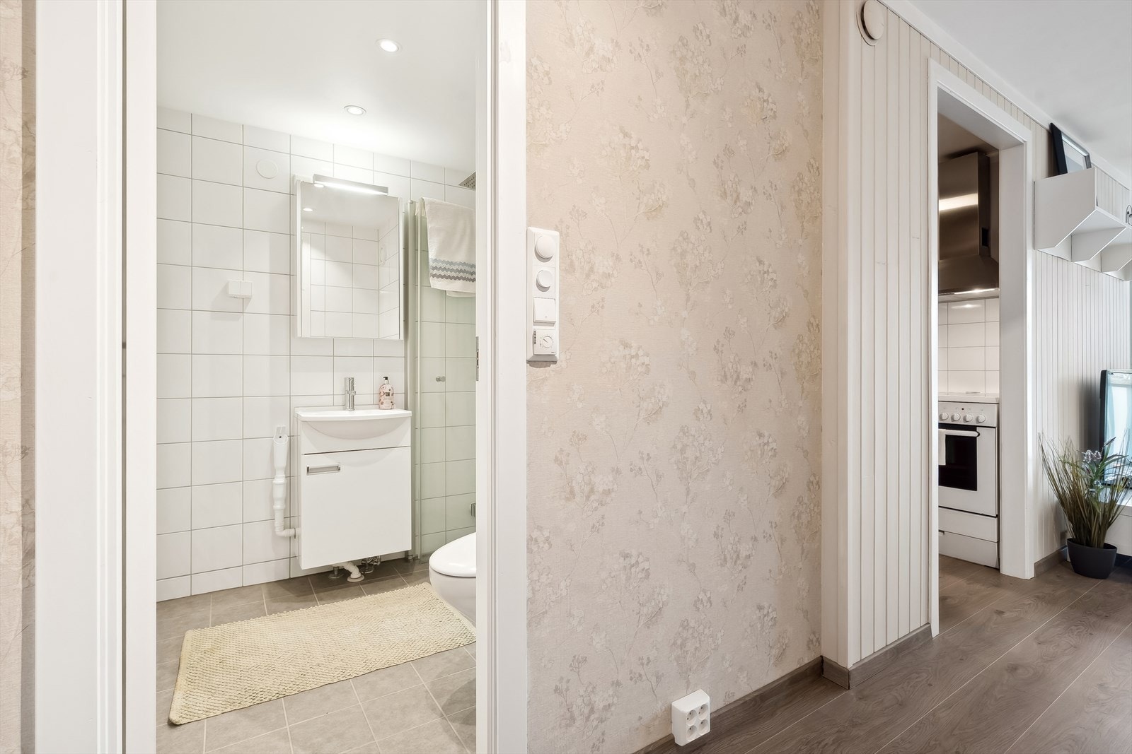 Fra entréen er det adkomst til badet. Galleribilde