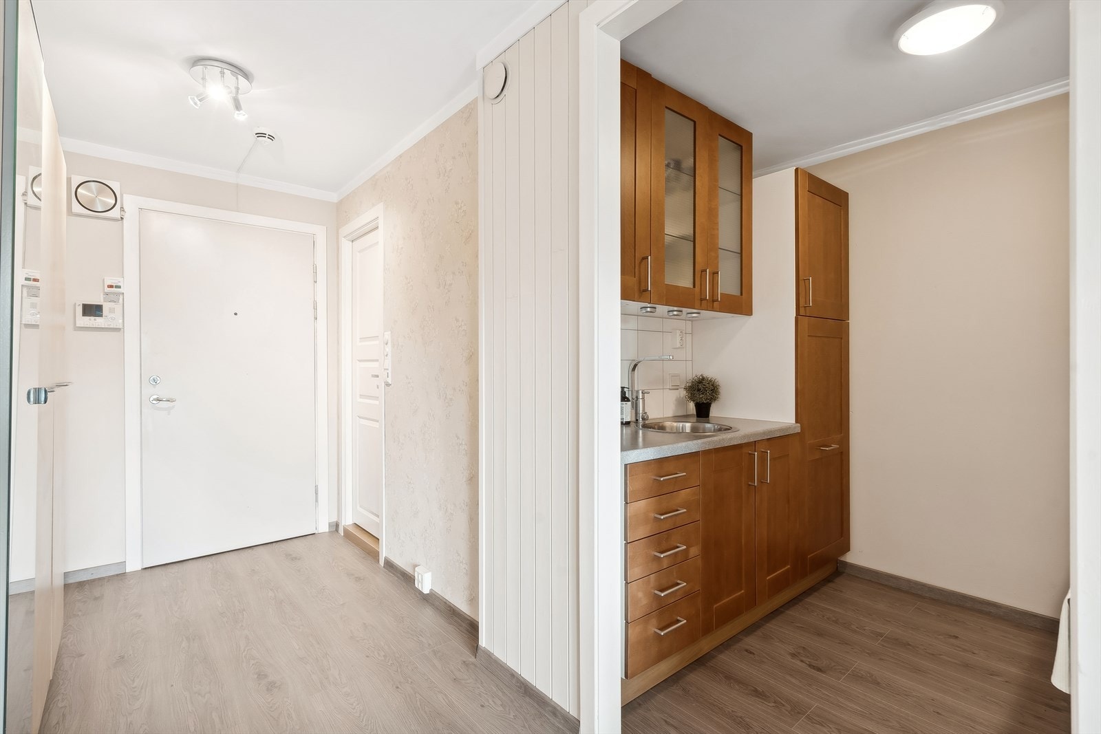 Leiligheten består av entré/gang, bad, kjøkken, stue og sovealkove. Galleribilde