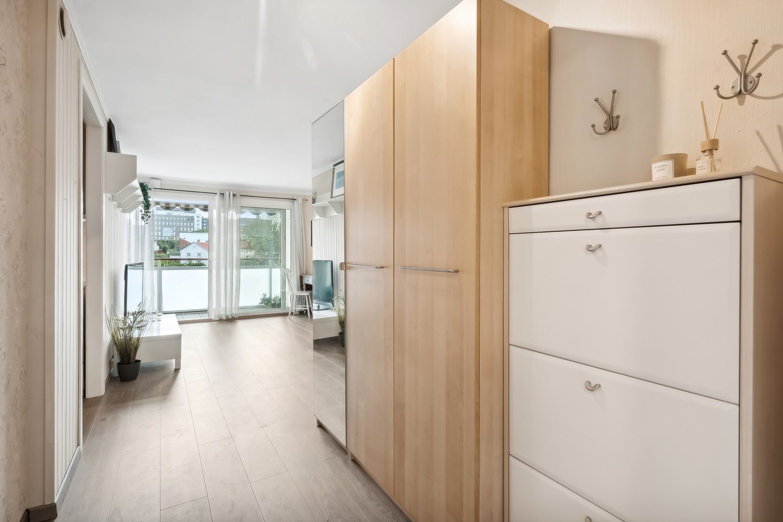 GJennomgående og trivelig leilighet. I entré er det plass til garderobeskap og entremøblement på begge sider. Galleribilde