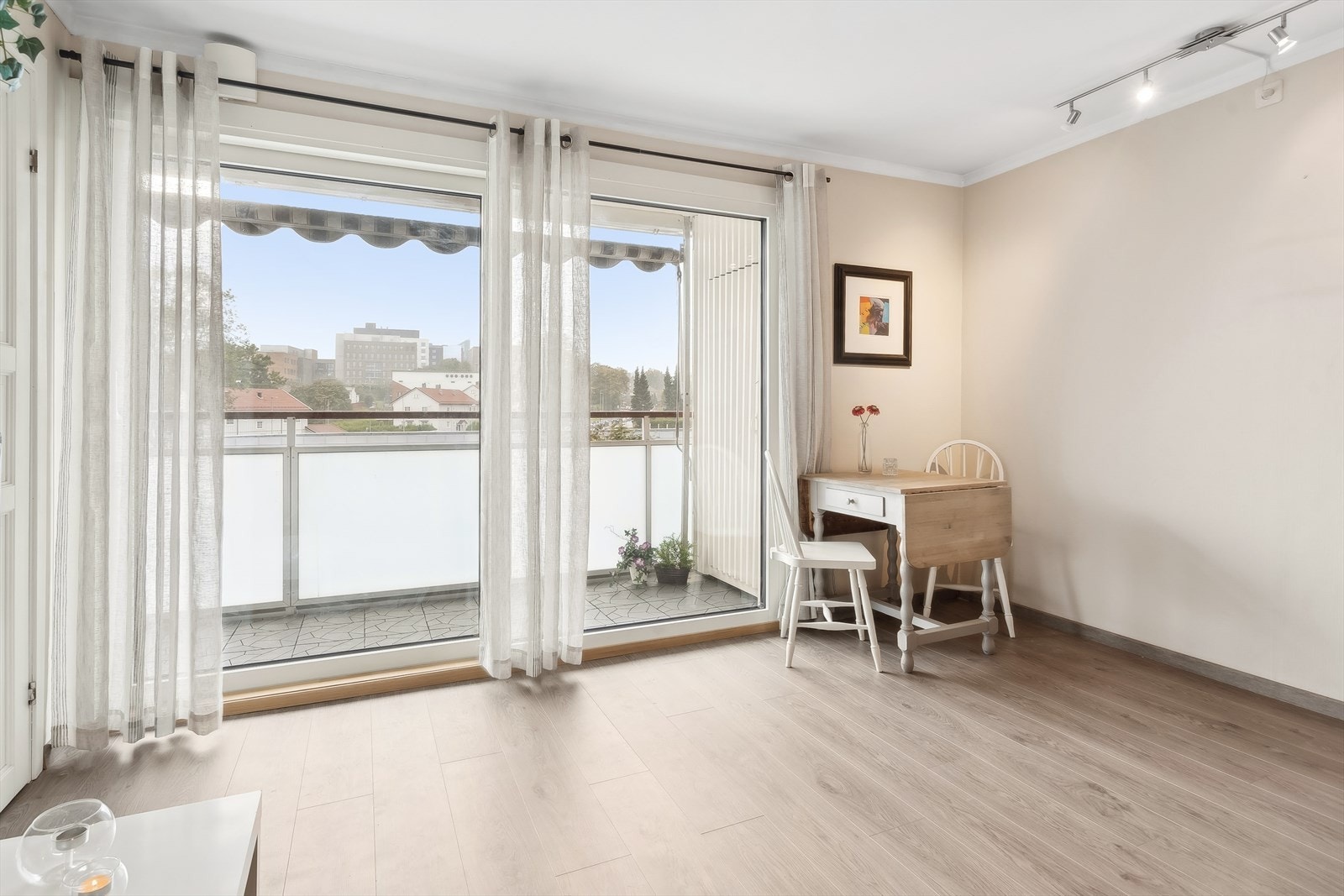 Boligen får godt med naturlig lys fra stor skyvedør mot balkongen. Denne er ny i 2023. Galleribilde
