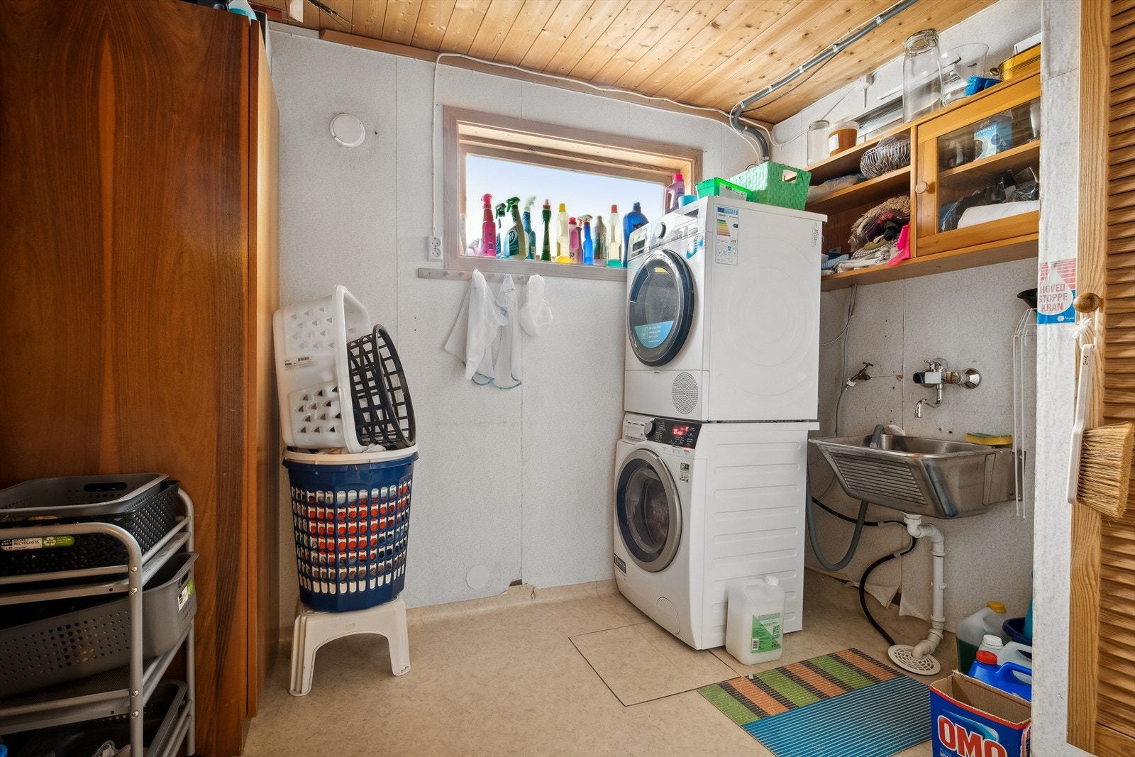 Vaskerom i kjelleretasjen (hoveddel) innredet med vaskekum og opplegg for bruk av vaskemaskin. Ventilasjon er via ventil i vegg. Galleribilde