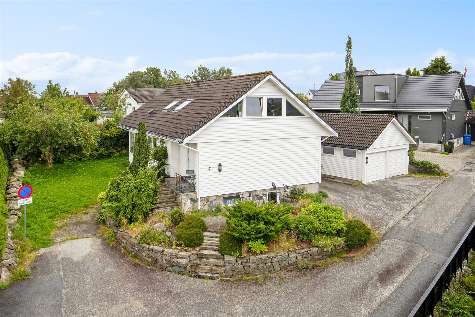 Velkommen til Frafjordgata 17 - en innholdsrik bolig med dobbel garasje presentert av DNB Eiendom ved Meriton Gashi. Galleribilde