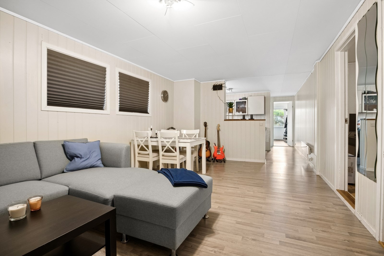 Stue og kjøkken i kjelleretasjen ligger i åpen løsning. Galleribilde