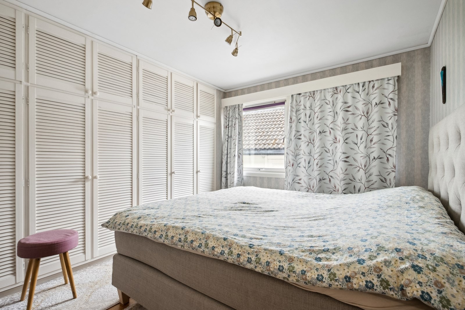 Etasjen har to soveorm, begge har god plass til senger, oppbevaringsløsninger og diverse møblement. Galleribilde