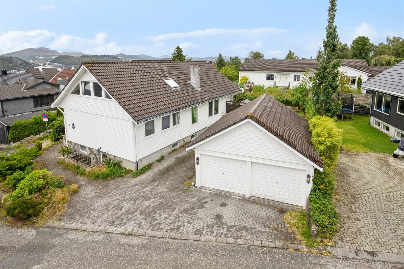 Eiet tomt, opparbeidet med steinbelagt gårdsrom, terrasse og hage. Glimrende solforhold fra morgen til sent på kveld. Galleribilde